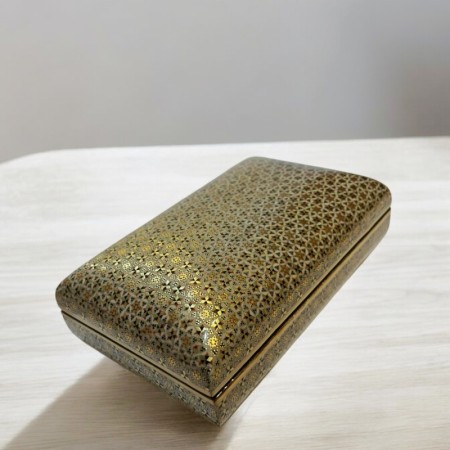 Geleneksel İran minyatür sanatı ve detaylı desenlerle süslenmiş el yapımı kutu 