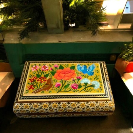 Bronz kakmalı İran minyatür desenleriyle bezeli el yapımı ahşap kutu.