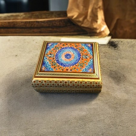 Bronz detaylarla harmanlanmış İran minyatür desenlerine sahip el yapımı bir ahşap kutu