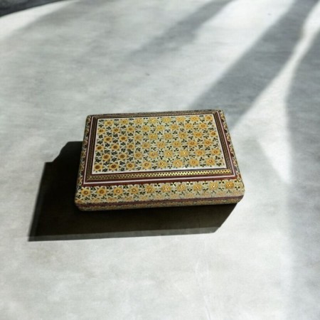  Bronz kakmalı İran desenleriyle süslenmiş el yapımı ahşap kutu.