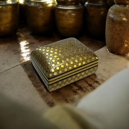 Bronz kakmalı İran desenleriyle bezeli el yapımı ahşap kutu.